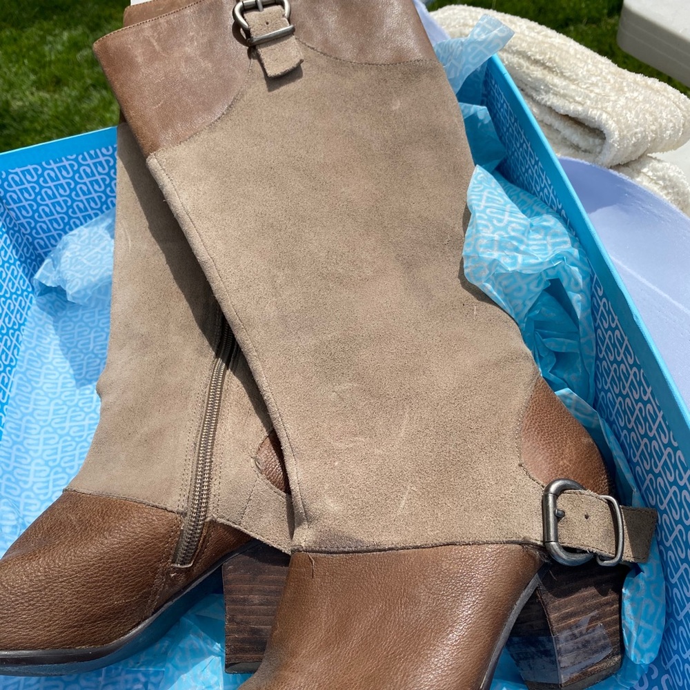 Beautiful Fergie Boots!!! Knee-high. Size 7.5!